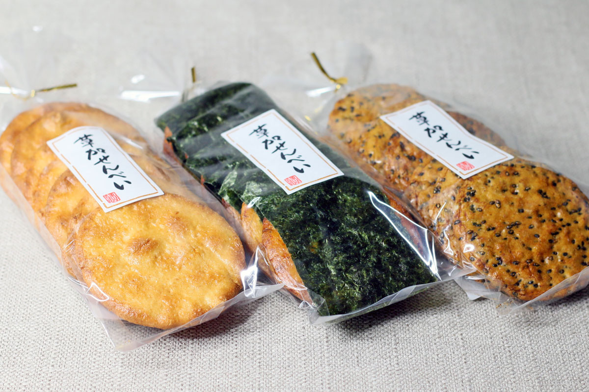 いかりスーパーマーケットで販売されている草加せんべい各種(撮影:おかきソムリエ)
